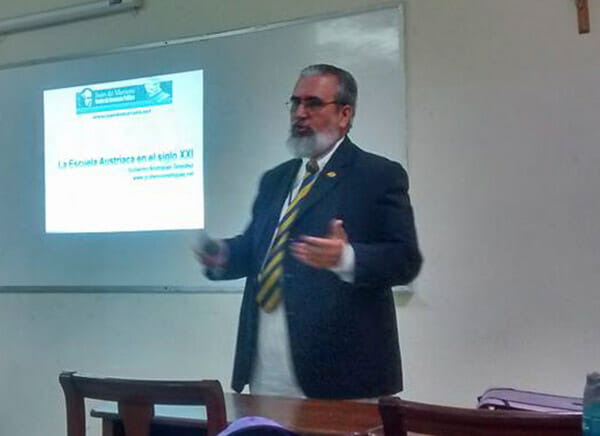 El Profesor Guillermo Rodríguez Urbina, nos deleita con las propuestas plasmadas en su libro.